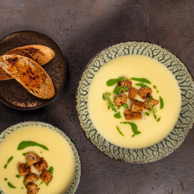 Zupa czosnkowa z ziołowymi grzankami i pesto z rukoli Zupa czosnkowa z ziołowymi grzankami i pesto z rukoli